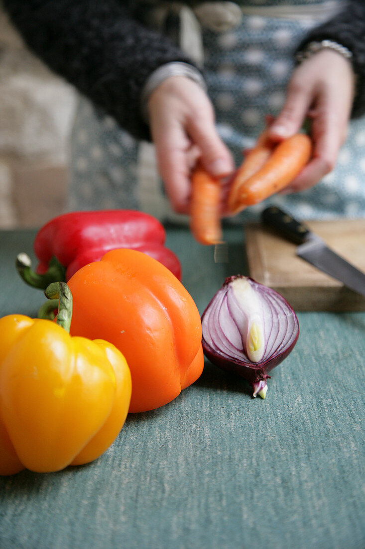 Frau bereitet Gemüse fürs Schneiden vor