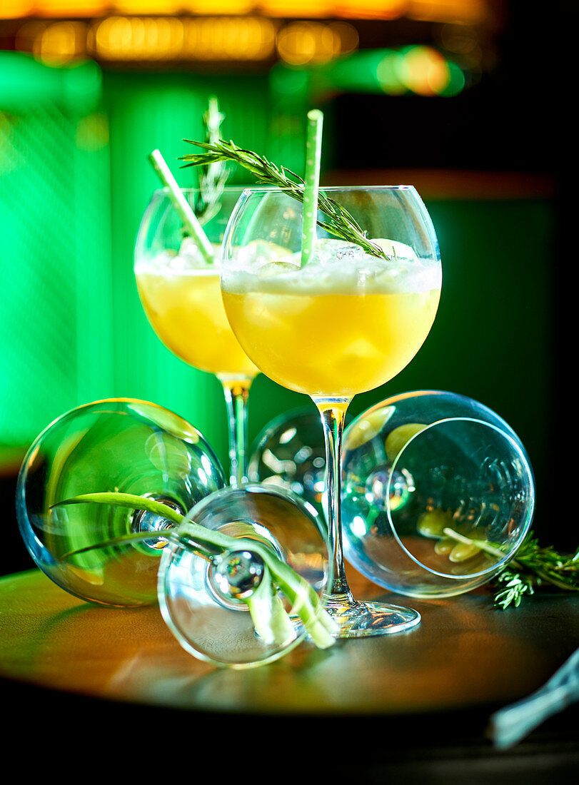 Cocktail mit Rosmarinzweigen