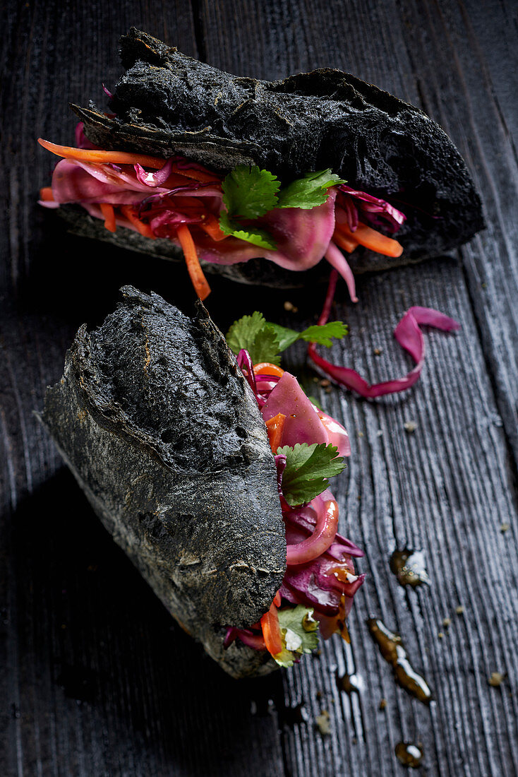 Schwarzes Aktivkohle-Sandwich mit Gemüse