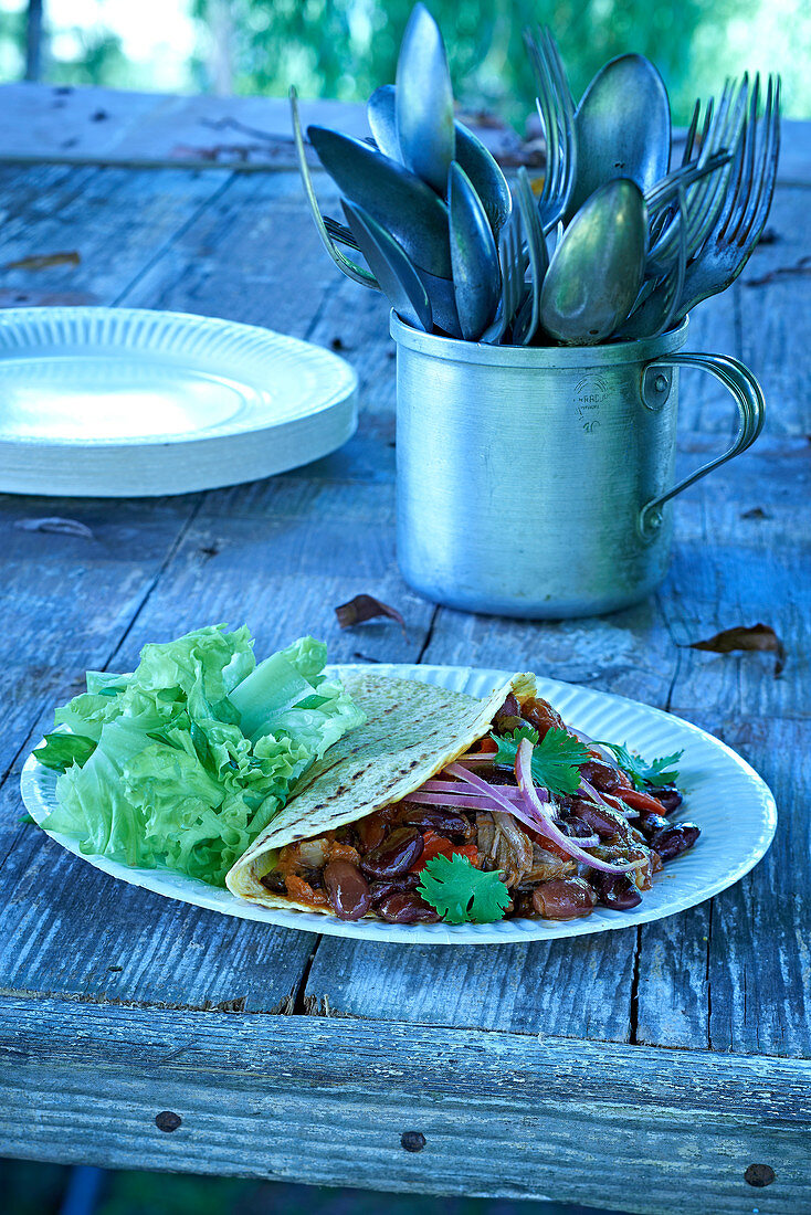 Tortillafladen gefüllt mit Chili con Carne fürs Camping