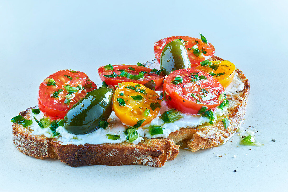 Bruschetta mit Frischkäse, Kirschtomaten und Oliven