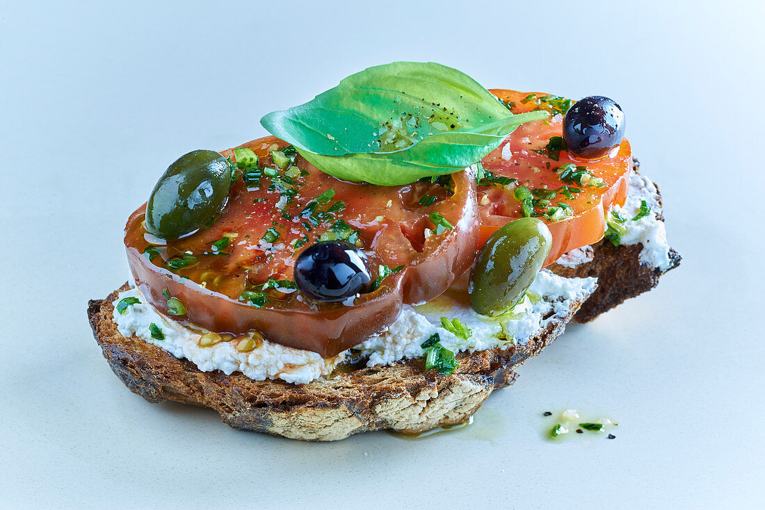 Bruschetta mit Frischkäse, Tomaten und Oliven