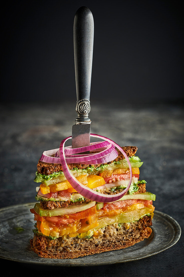 Club Sandwich mit Tomaten und Gurken