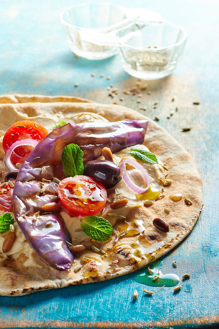 Pitta bread with hummus and raw vegetables