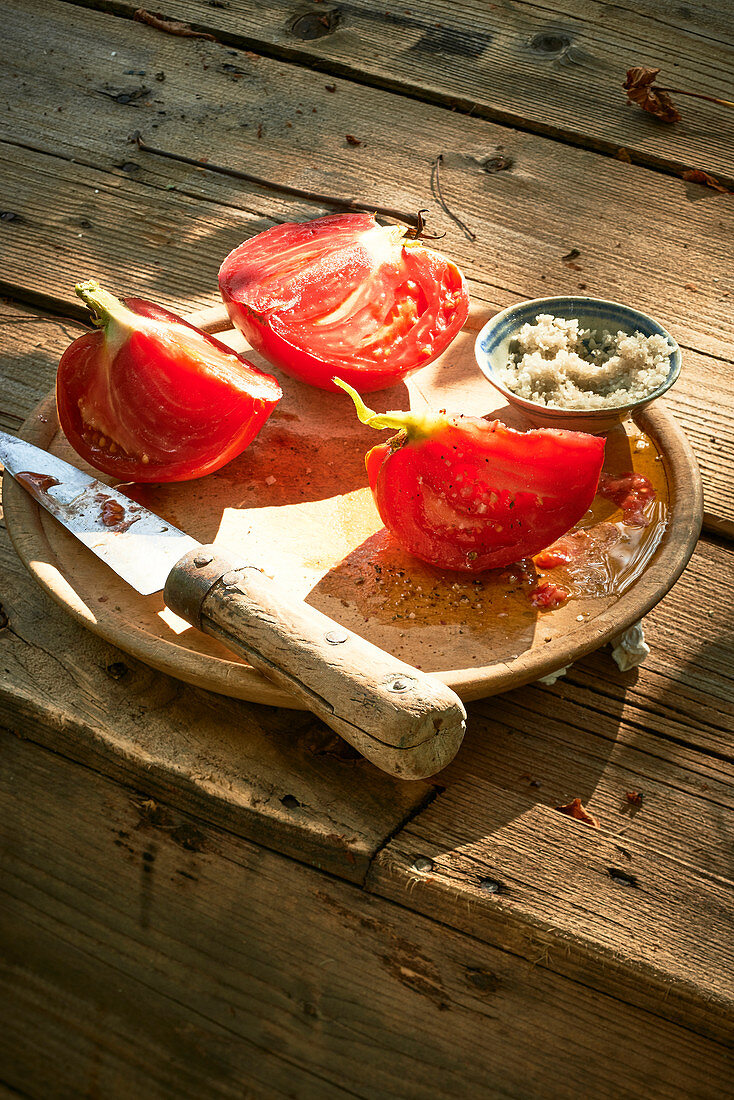 Tomato with coarse salt