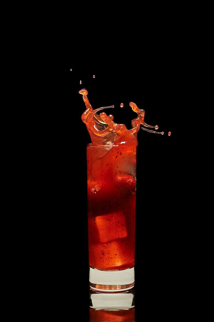 Ein spritzender Erdbeer-Cocktail