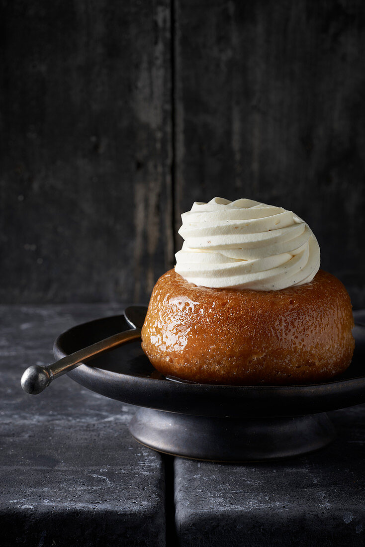 Mini Baba au Rum mit Sahne