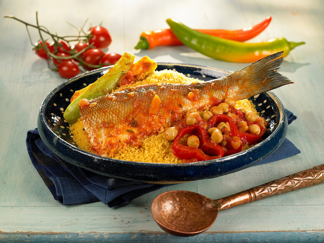 Couscous mit Fisch, Gemüse und Kichererbsen