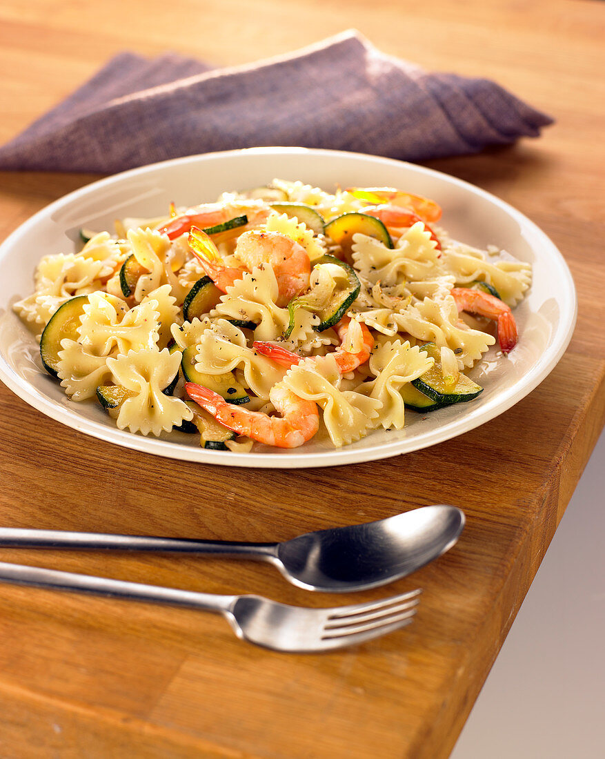 Farfalle mit Garnelen und Zucchini