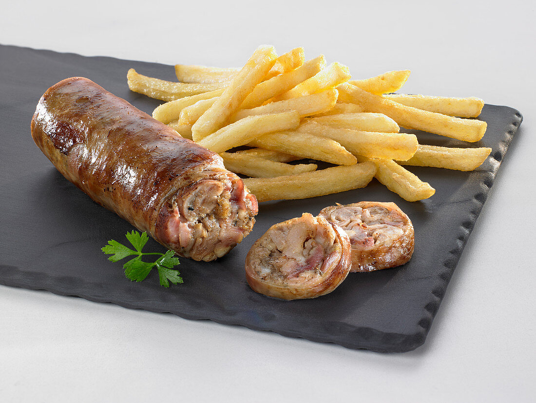 Gebratene Andouillette (Frankreich) mit Pommes frites