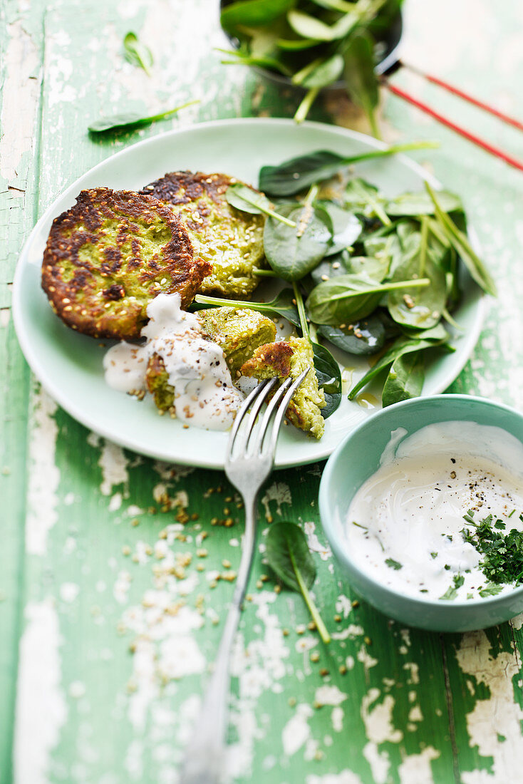 Saubohnenpuffer mit Sesam dazu Spinat und Joghurtdip