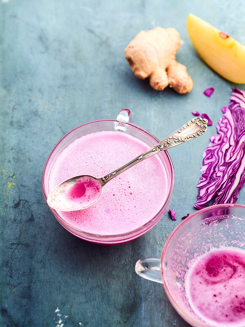 Red cabbage, apple and ginger juice