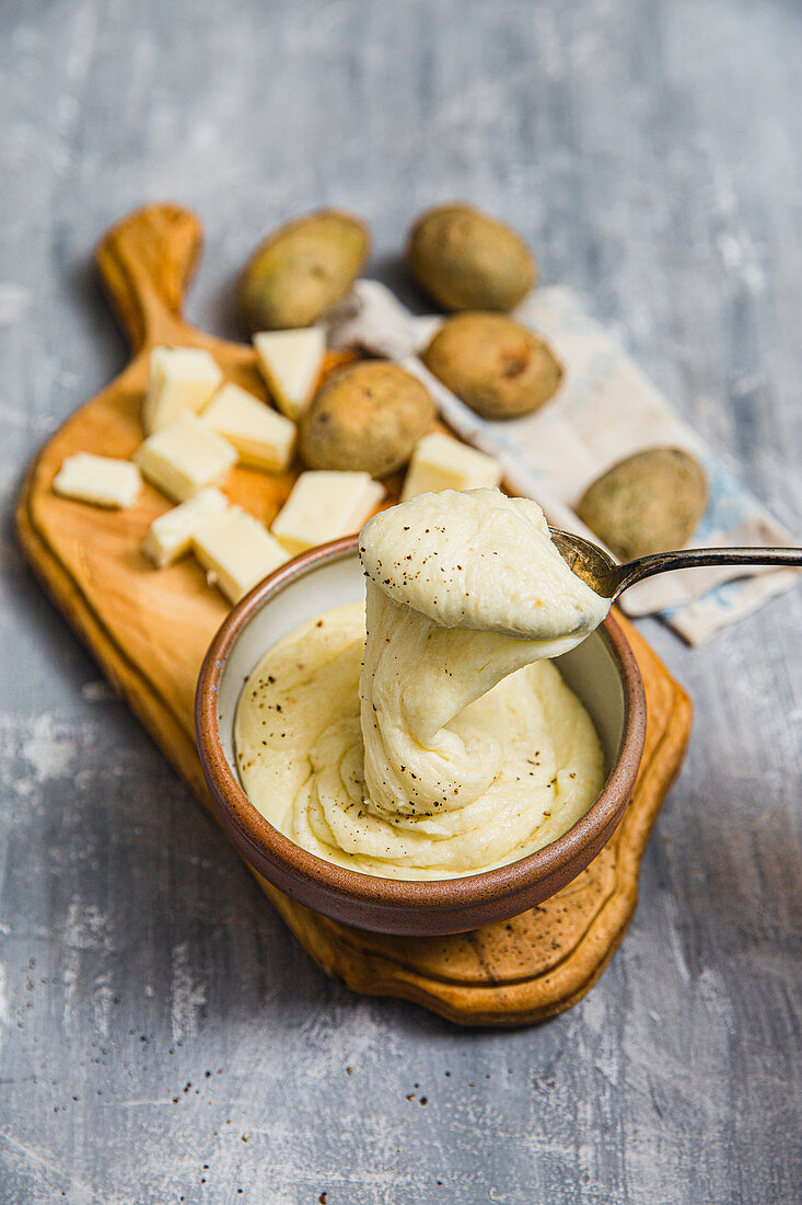 Aligot (Püree aus Kartoffeln und Käse, Frankreich)