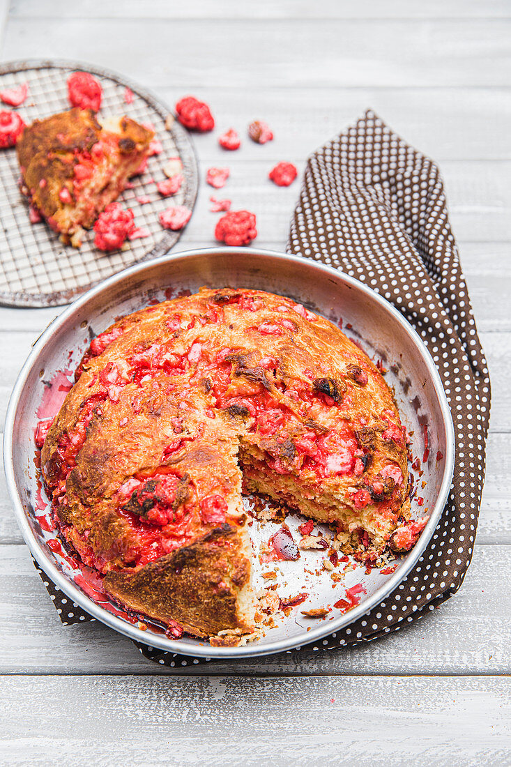 Brioche Saint-Genix mit rot gefärbten Zuckermandeln (Frankreich)