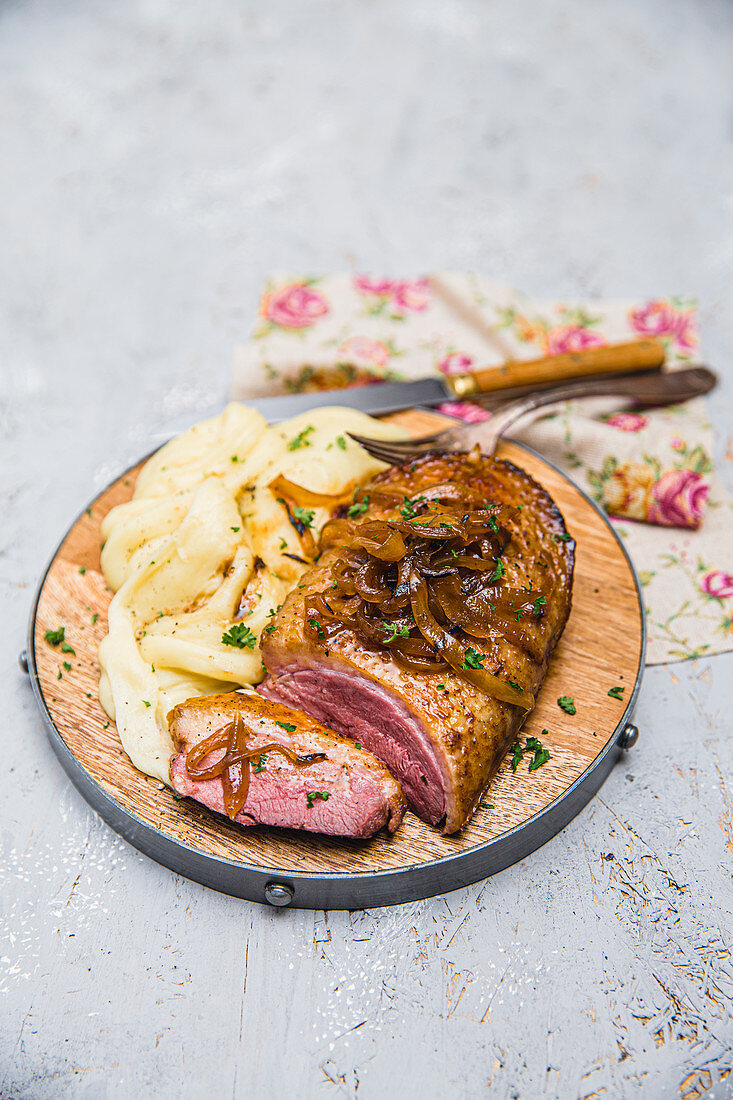 Entenbrust mit kandierten Zwiebeln und Aligot  (Frankreich)