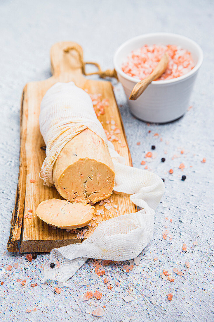 Half-cooked foie gras with salt from Himalaya