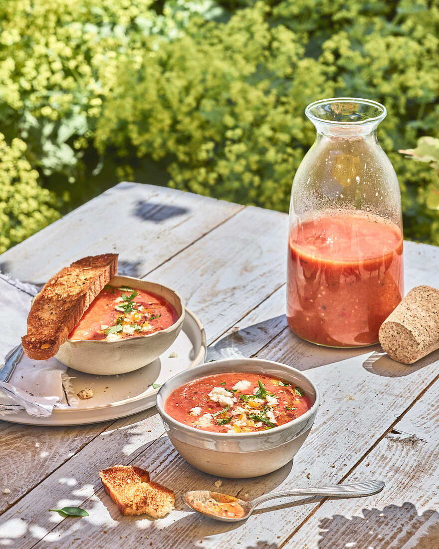 Mediterrane Gazpacho mit Feta auf sommerlichem Gartentisch