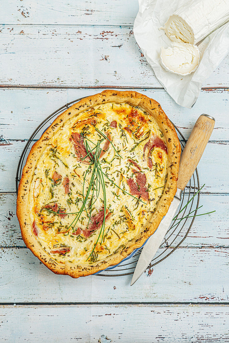 Quiche mit Schinken, Ziegenkäse und Schnittlauch