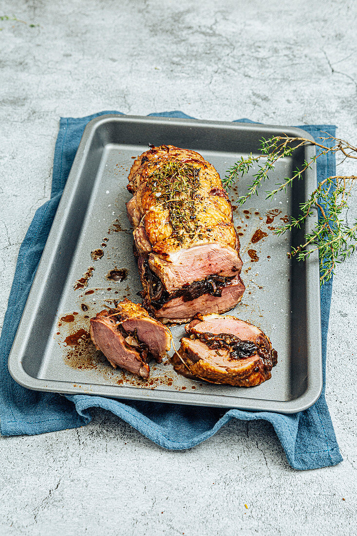 Entenmagretbraten gefüllt mit Pflaumen, Schalotten- und Thymian