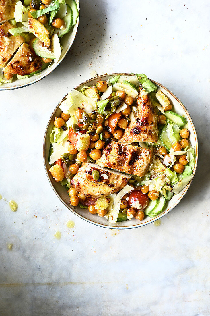Mixed salad with chicken and chickpeas