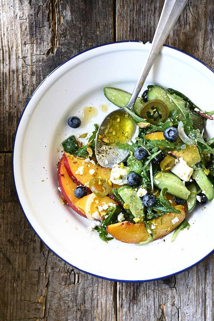 Sommerlicher Gurkensalat mit Nektarinen, Blaubeeren und Feta