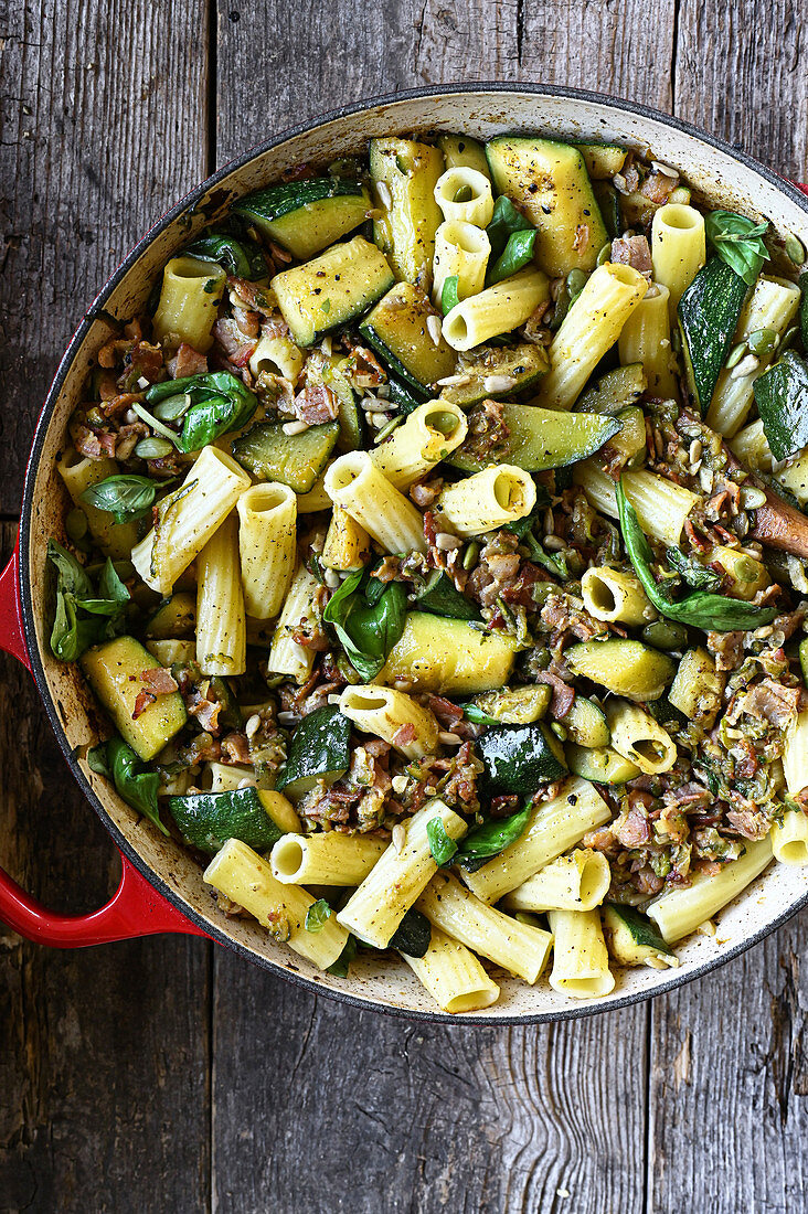 Pasta with bacon and zucchini