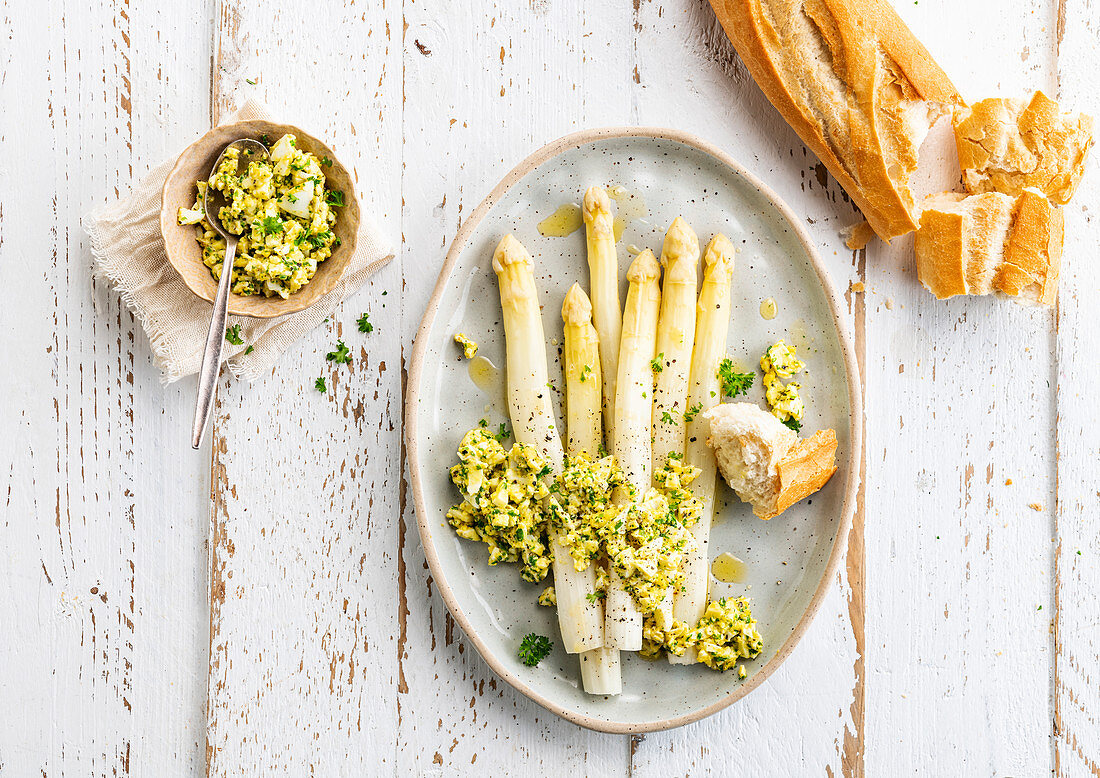White asparagus Flemish style, scrambled eggs with herbs