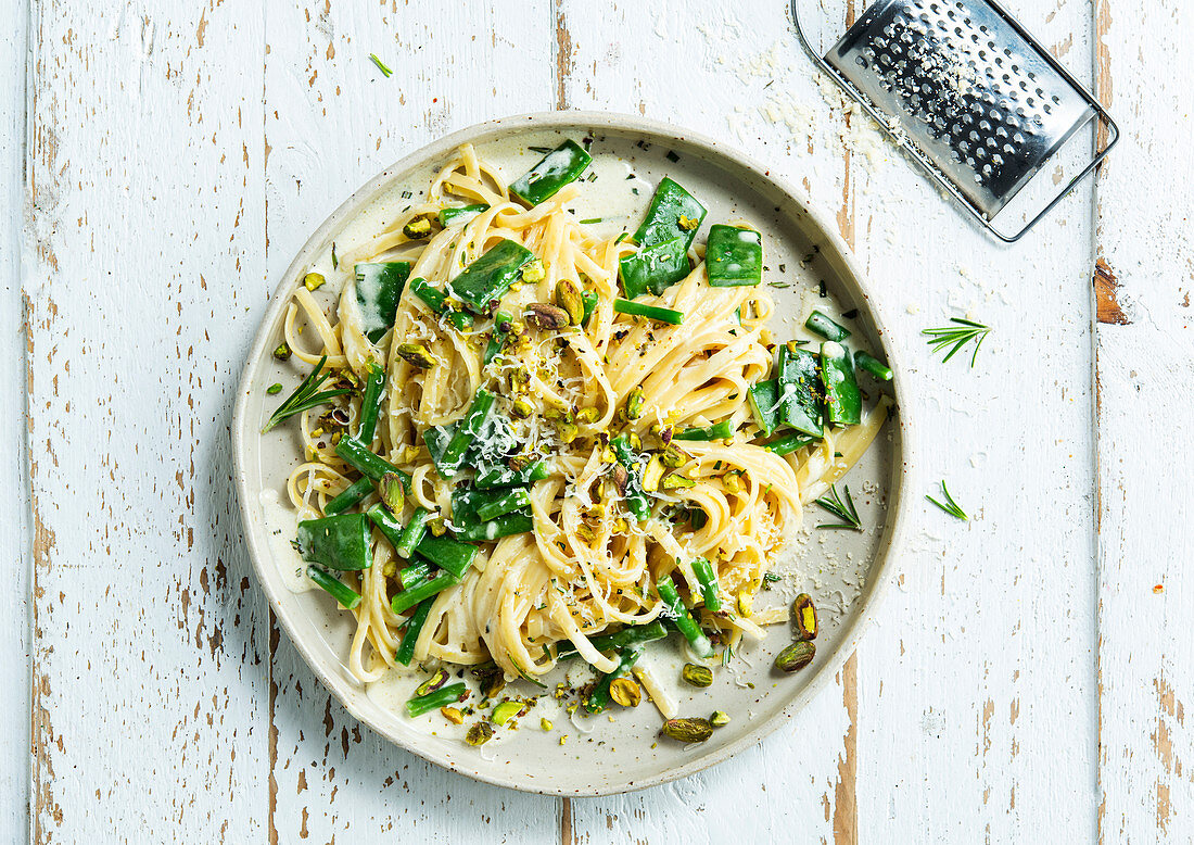 Linguine mit Erbsenschoten und Pistazien