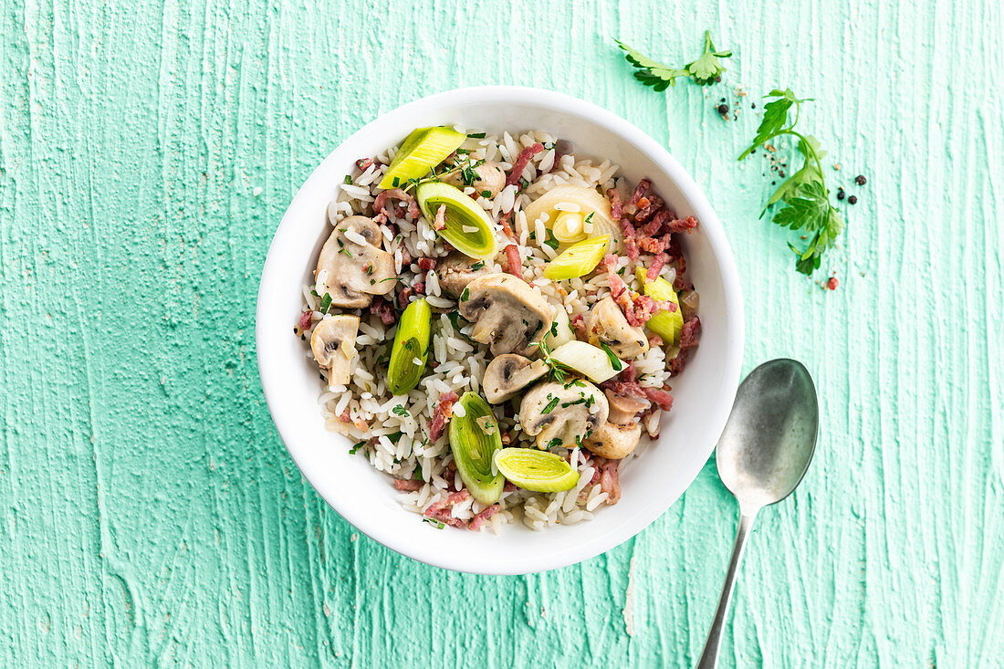 Reissalat mit Speckstreifen, Champignons und Lauch