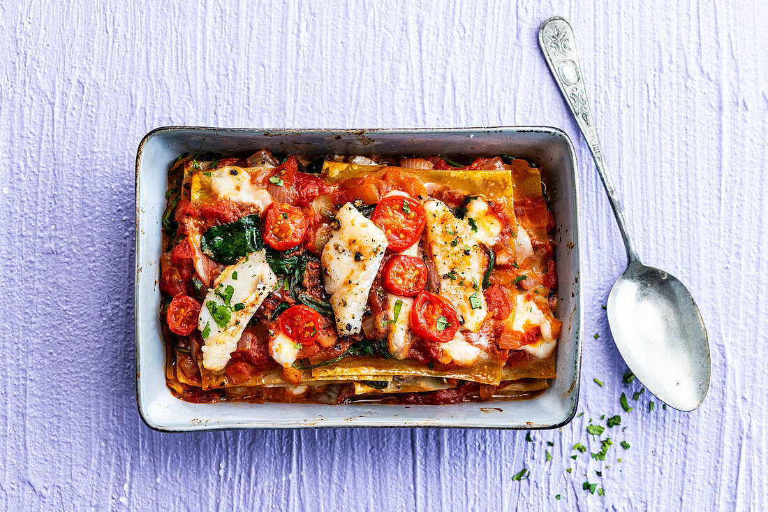 Lasagne mit Fisch, Spinat und Tomatensauce