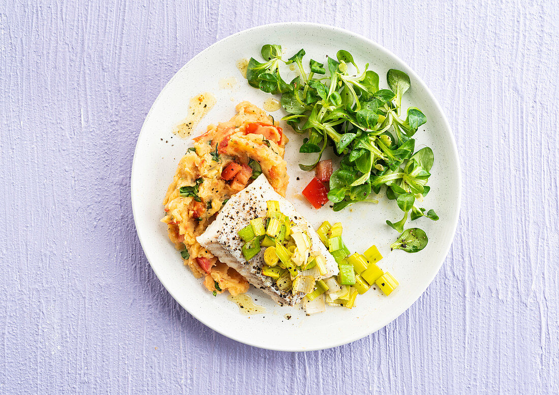 Weißfischfilet mit Lauch dazu Tomaten-Kartoffelpüree und Feldsalat