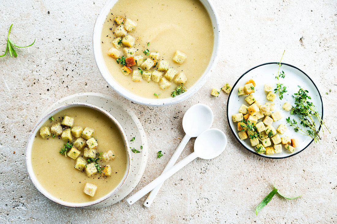 Artichoke soup with small croutons
