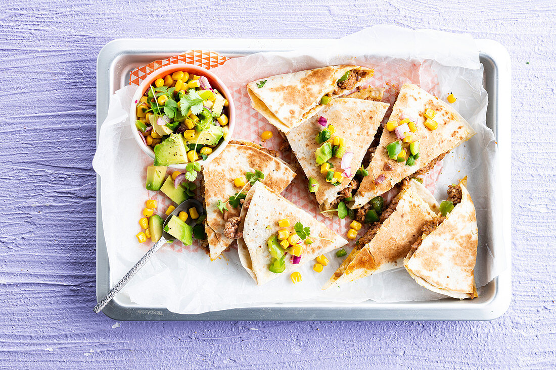 Mexikanische Quesadillas mit Hackfleischfüllung und Avocado-Maissalat