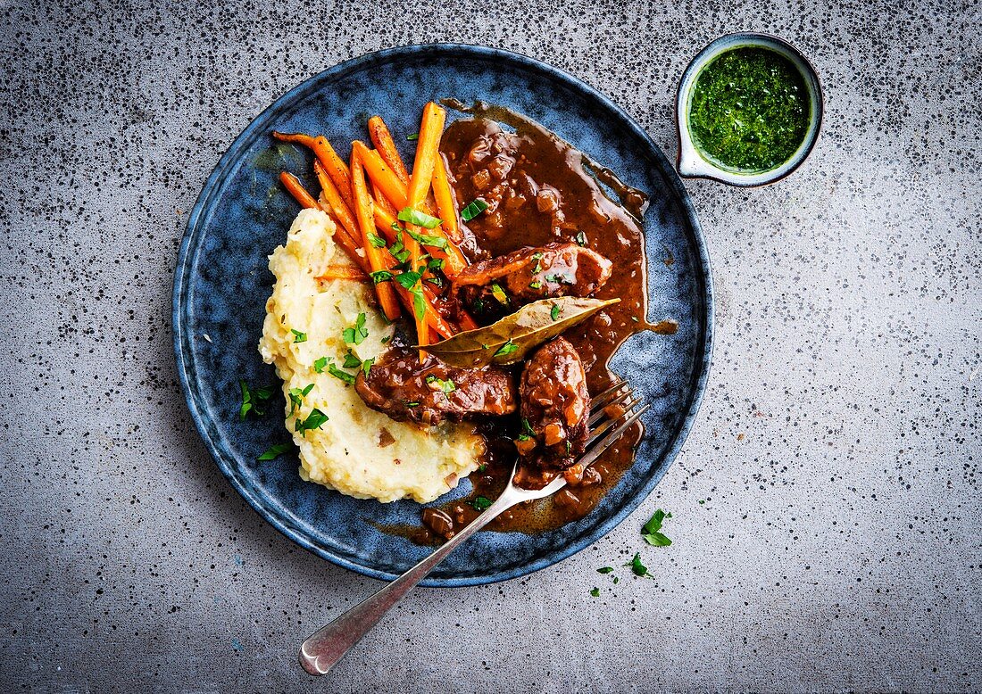 Pork cheeks in sauce, small carrots and mashed potatoes