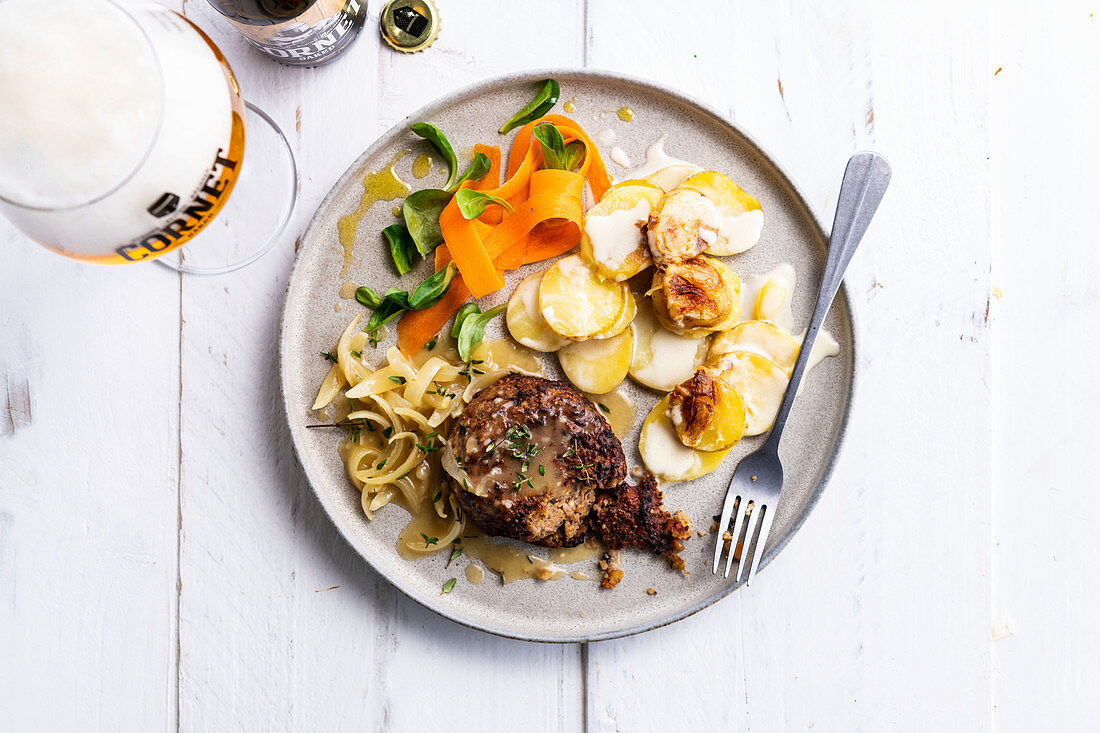 Bulette mit Rahmkartoffeln, Zwiebeln und Karottenstreifen