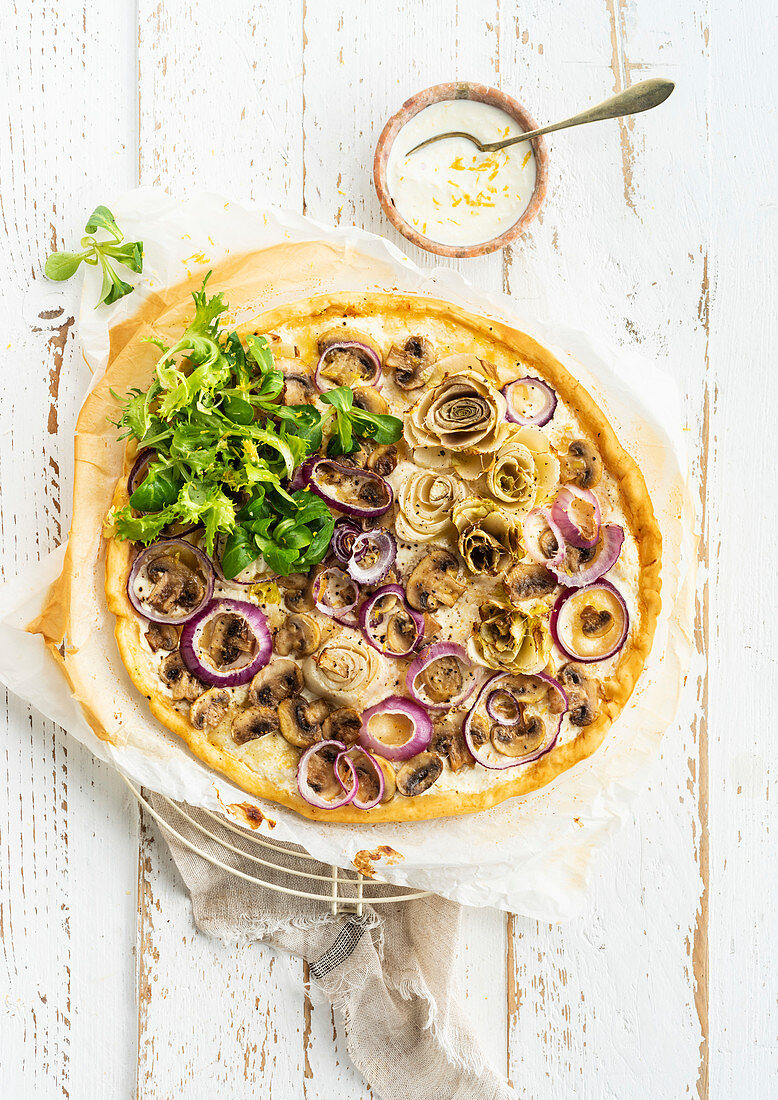 White pizza with artichokes and red onion