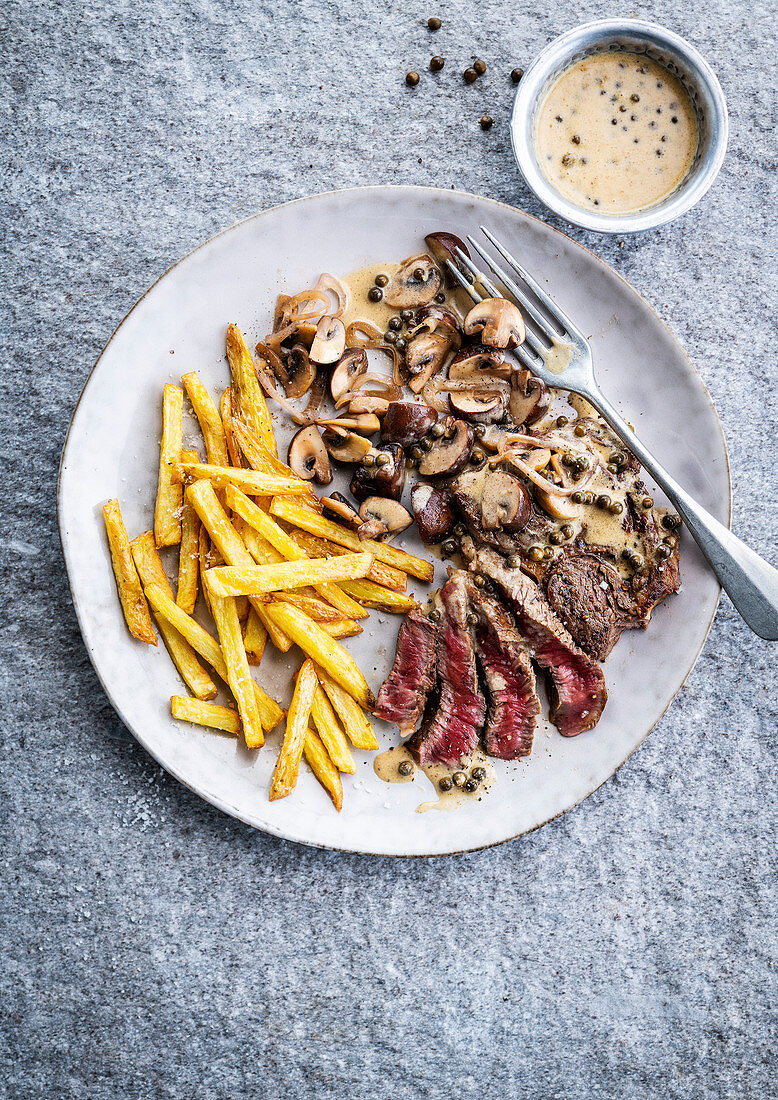 Rindersteak in Pilz-Pfeffer-Sauce mit Pommes frites