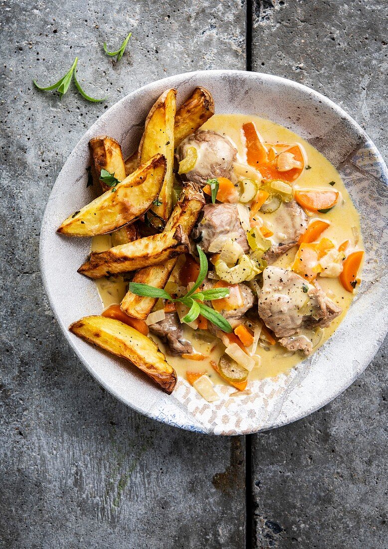 Veal stew with cream and oven fries