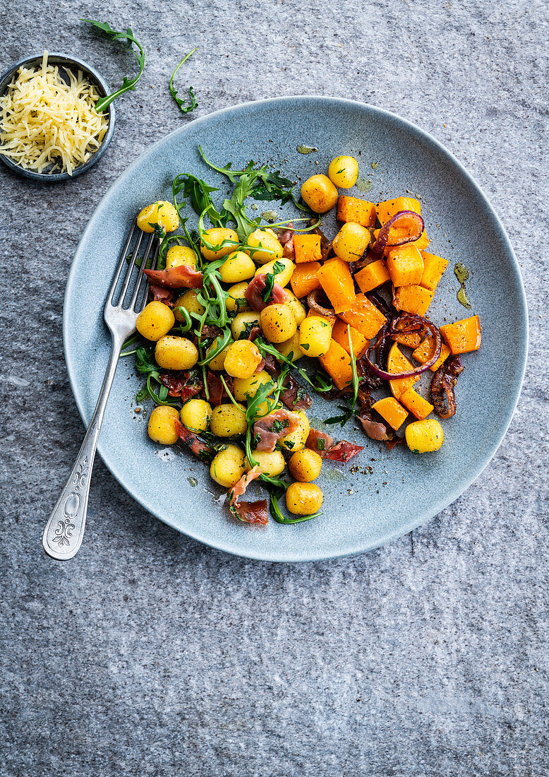 Gebratene Gnocchi und Kürbis, Serrano-Schinken und Rucola