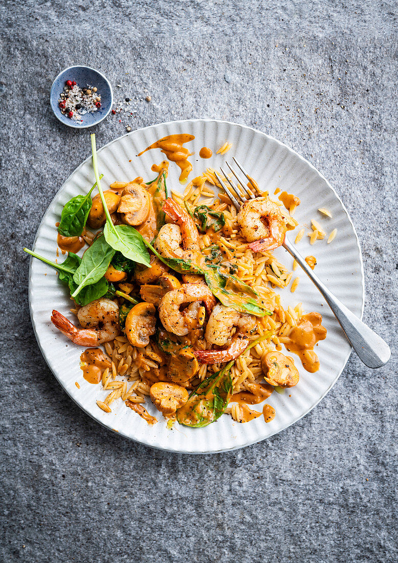 Risoni mit Garnelen und Champignons in cremiger Sauce