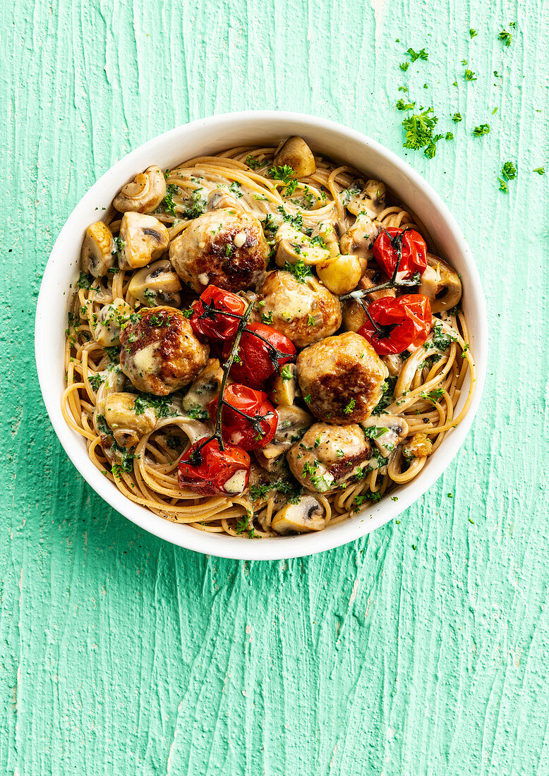 Creamy spaghetti with meatballs