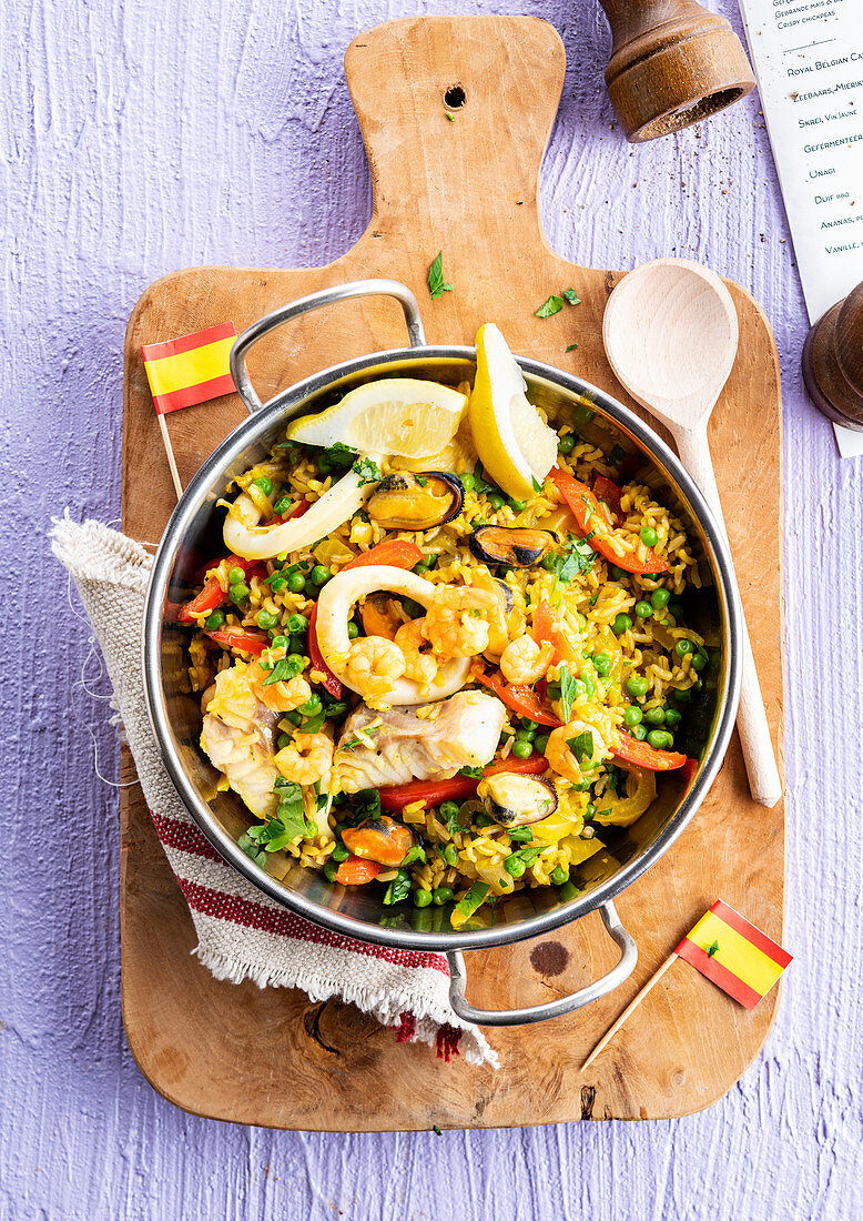 Express-Paella mit Fisch, Meeresfrüchten und Paprika