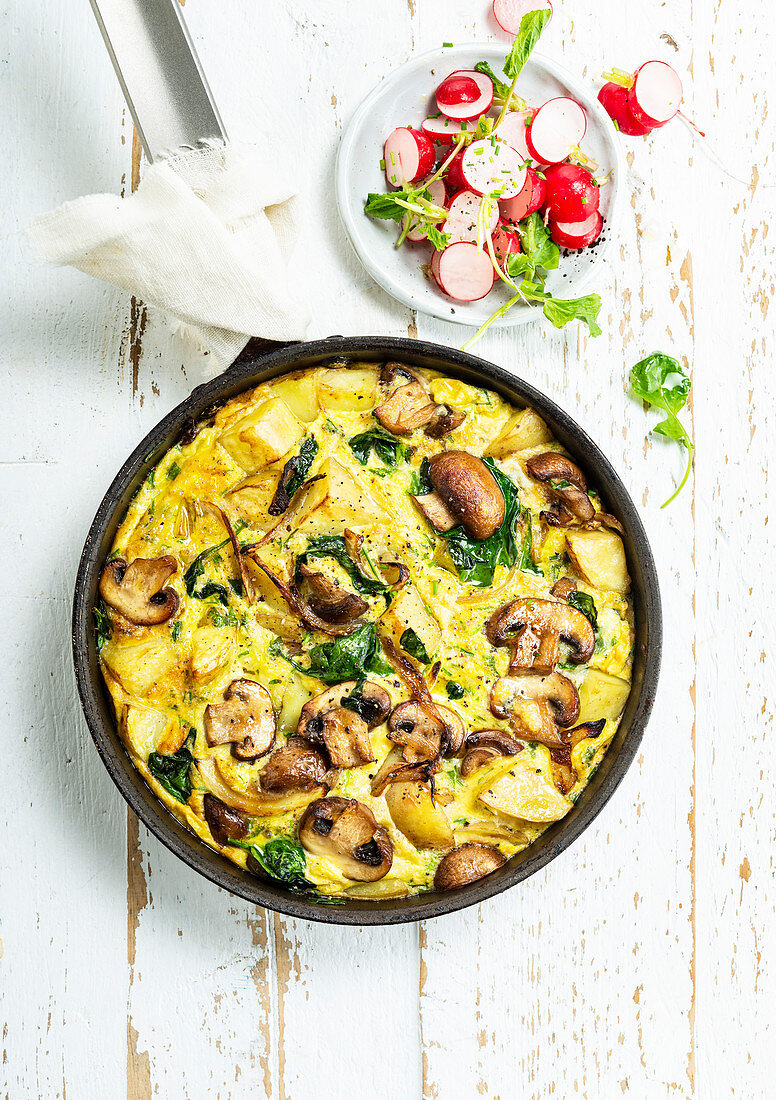 Kartoffel-Frittata mit Pilzen und Spinat dazu Radieschensalat