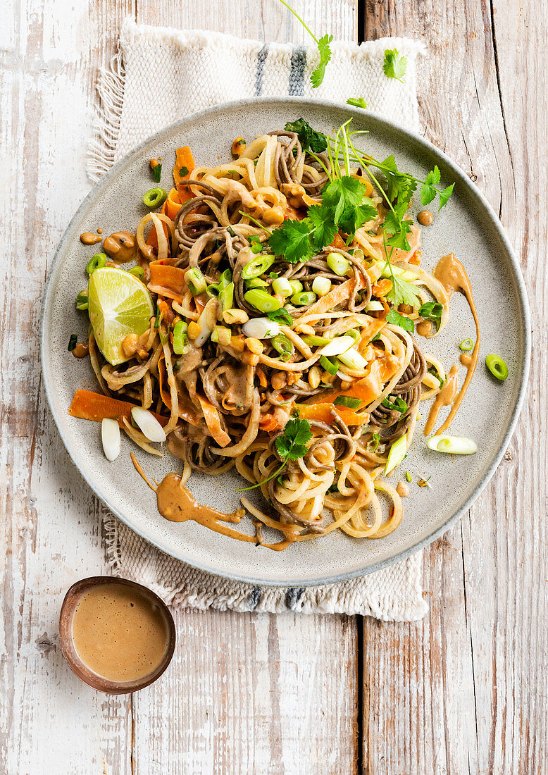 Sauted noodles with vegetables and lime