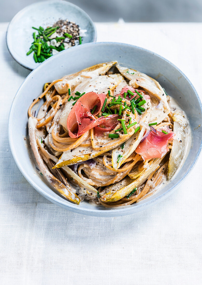 Spaghetti with chicory and cured ham
