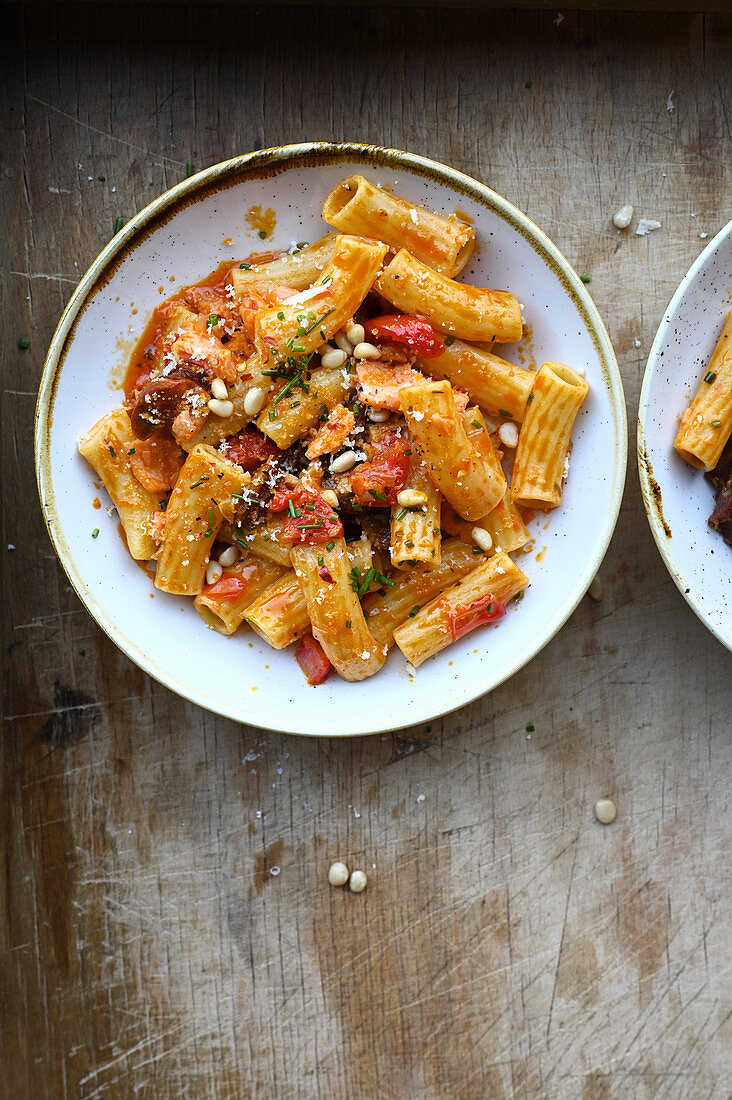 Rigatoni mit Paprika, Chorizo und Pinienkernen