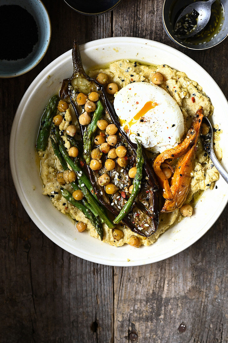 Hummus mit gebratenem Gemüse und Ei