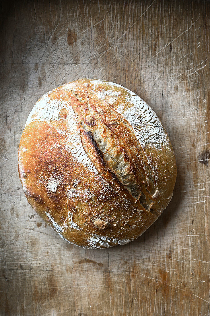 Ein Sauerteigbrot auf Holzuntergrund