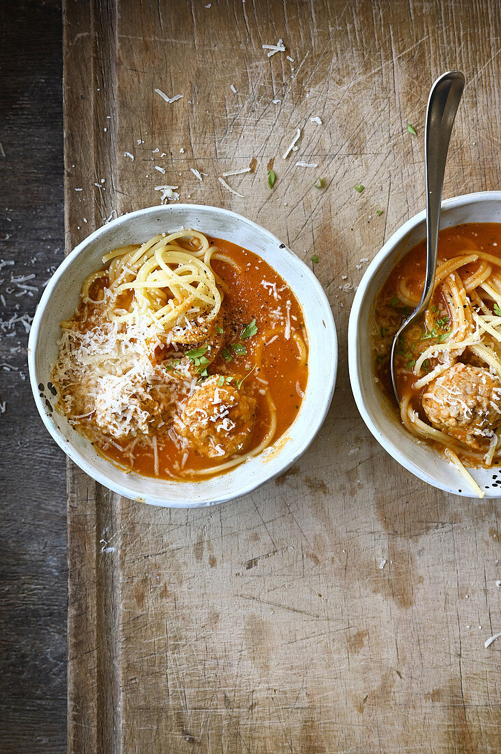Suppe mit Fleischbällchen und Spaghetti
