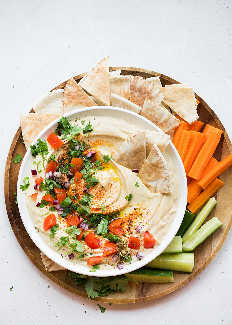 Hummus mit Pita und Gemüse zum Dippen